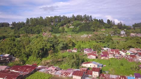 tiro ascendente de un dron de un hermoso pueblo verde en berastagi, en el norte de sumatera, indonesia