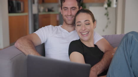 pareja, portátil y reír en el sofá en casa para ver