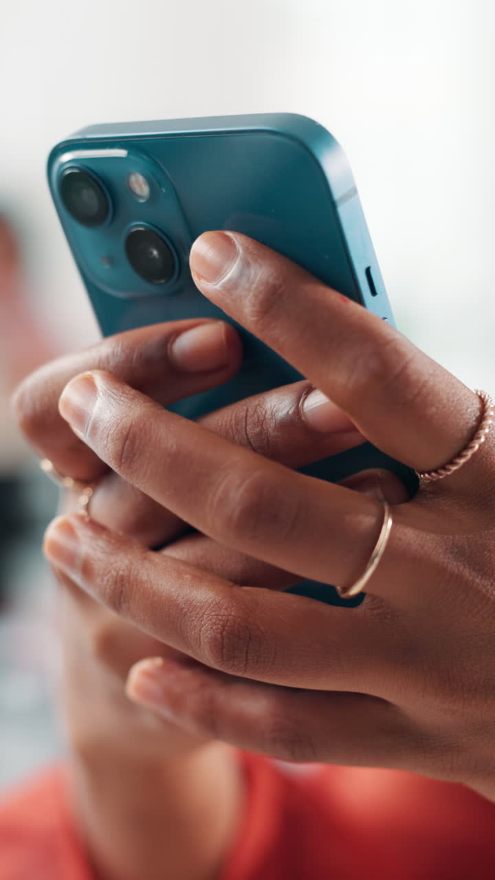 Nærbillede af hænder, der holder en blå smartphone