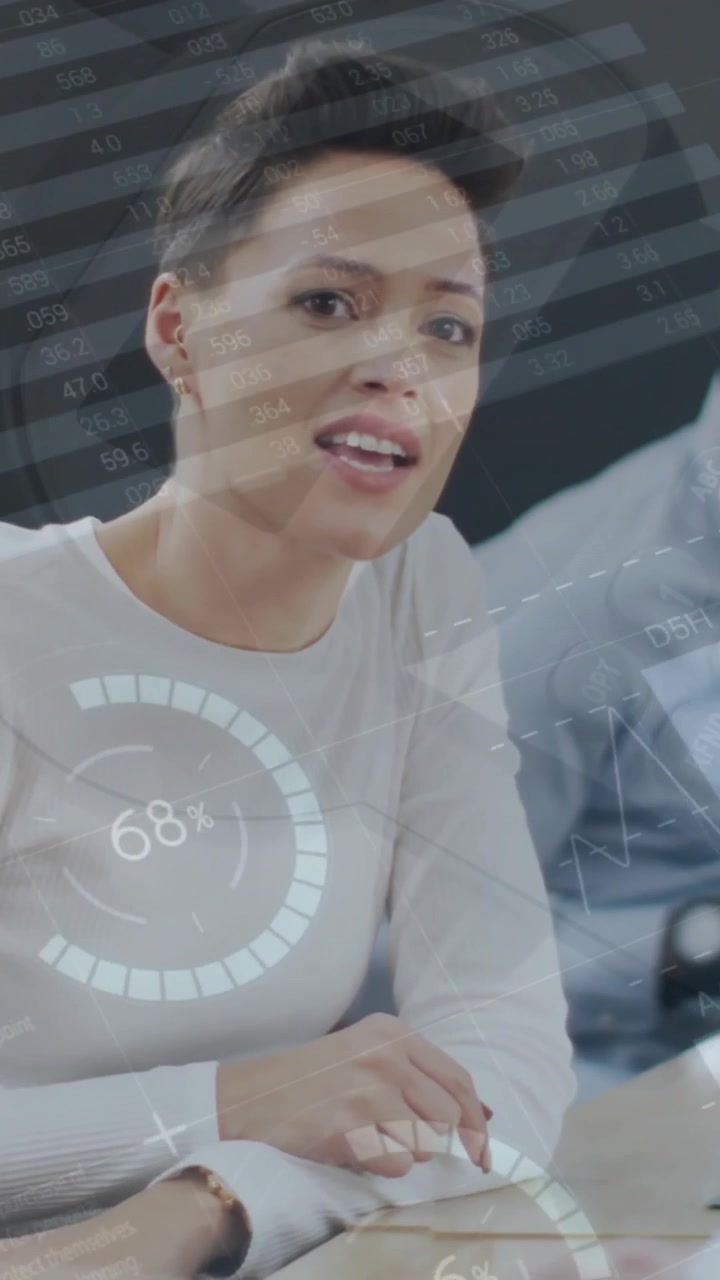 Animazione di un'interfaccia infografica che si muove sopra una donna multietnica che spiega ai colleghi in una riunione