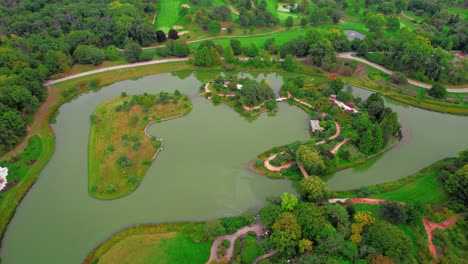 Wunderschöne-Luftaufnahmen-Von-Seen-Im-Chicago-Botanic-Garden