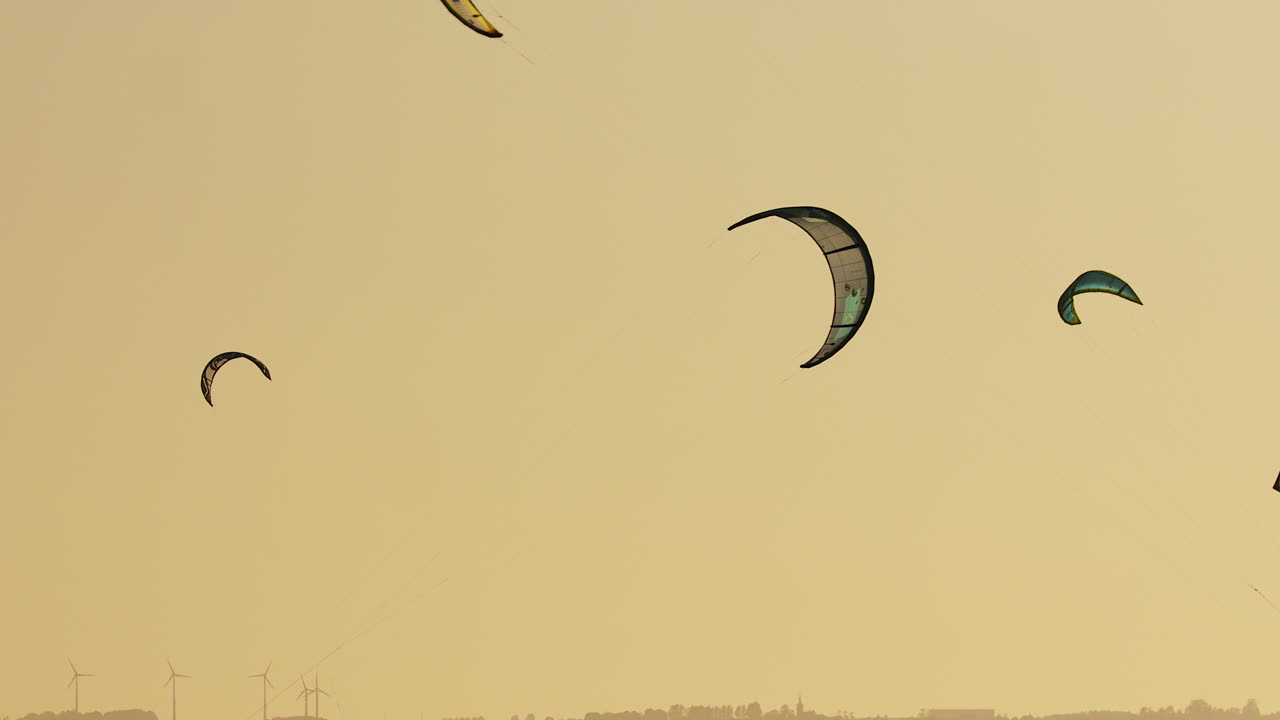 kitesurf cometas volando en el cielo durante la hora dorada