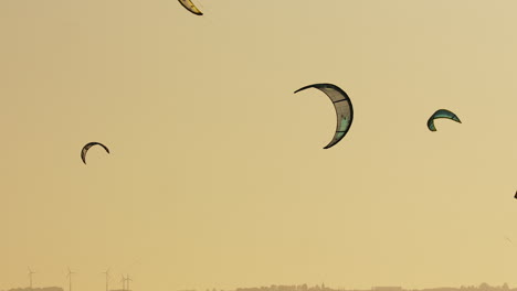 Kitesurf-Drachen,-Die-Während-Der-Goldenen-Stunde-Am-Himmel-Fliegen