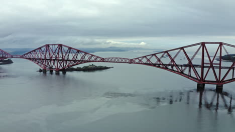 Drohnenaufnahme-Der-Forth-Bridge-In-Der-Nähe-Von-Edinburgh-Mit-Vorbeifahrendem-Zug