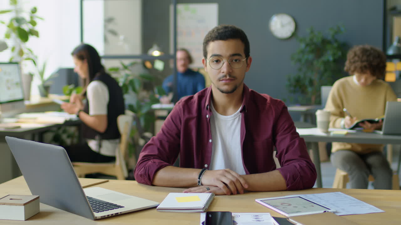 Retrato de un joven empresario de día en la oficina