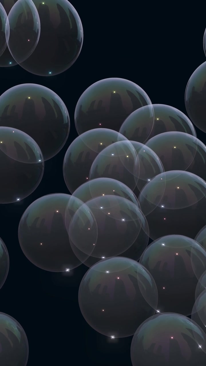 Bolle di sapone trasparenti iridescenti fluttuano lentamente verso l'alto contro uno sfondo scuro in orientamento verticale