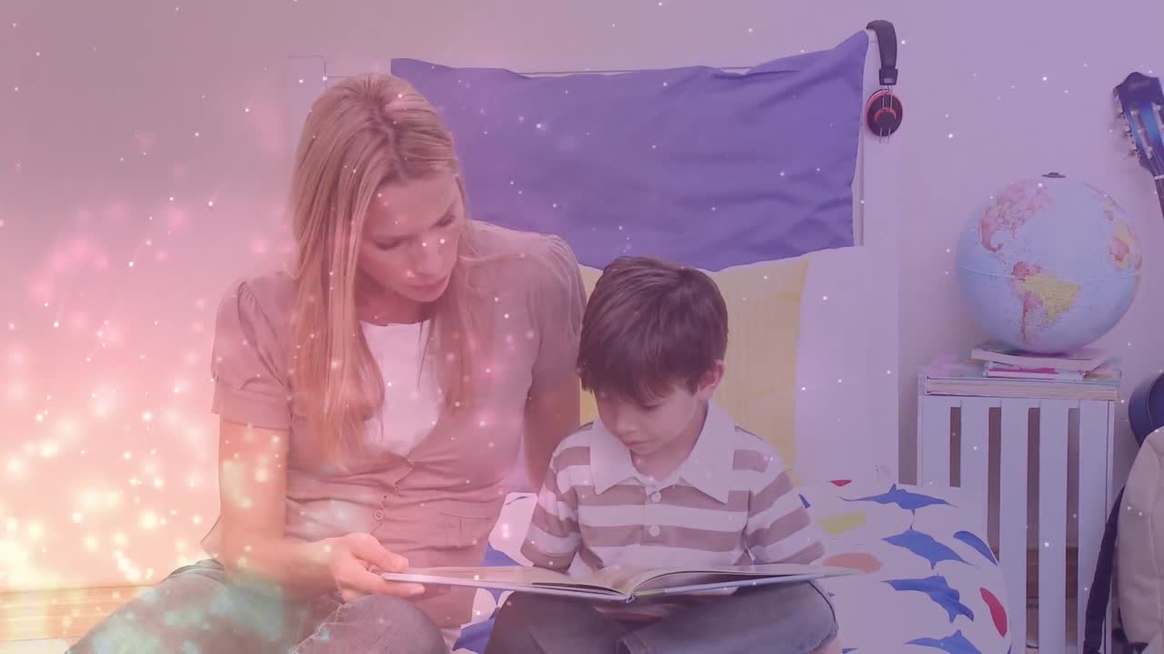 animación de manchas brillantes sobre madre caucásica con hijo leyendo juntos