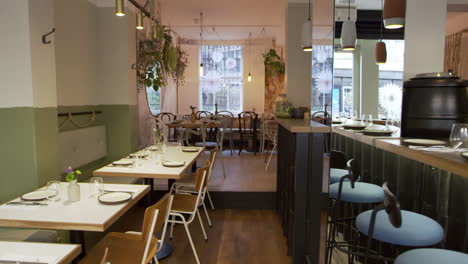 Pull-back-shot-of-tables-and-bar-in-an-empty-restaurant