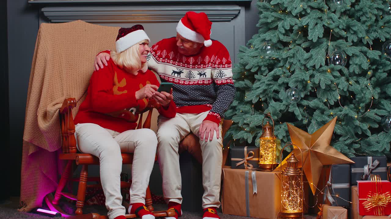 feliz familia mayor en teléfono móvil compra regalos de navidad haciendo compras de comercio electrónico en línea