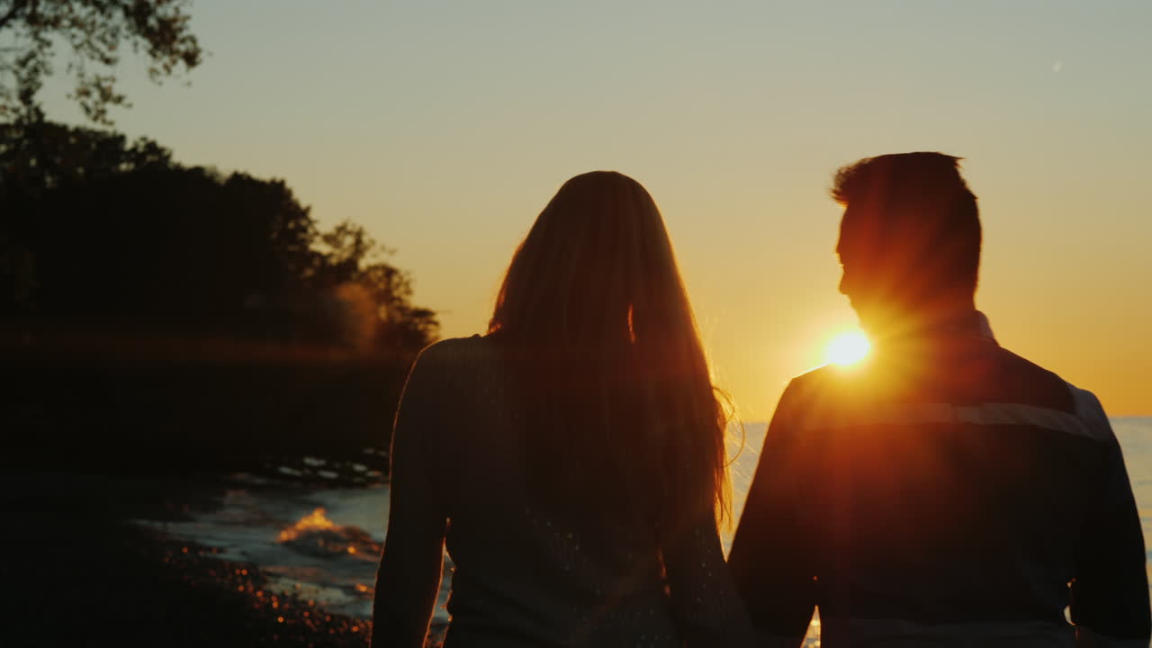 일몰 해변에서 몇 산책