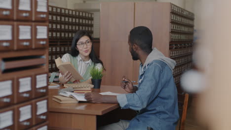 estudiantes que estudian en una biblioteca