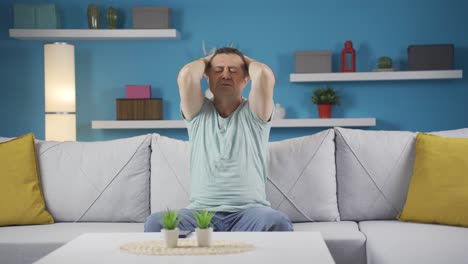 el hombre que tiene una crisis nerviosa está enojado y no se siente bien.
