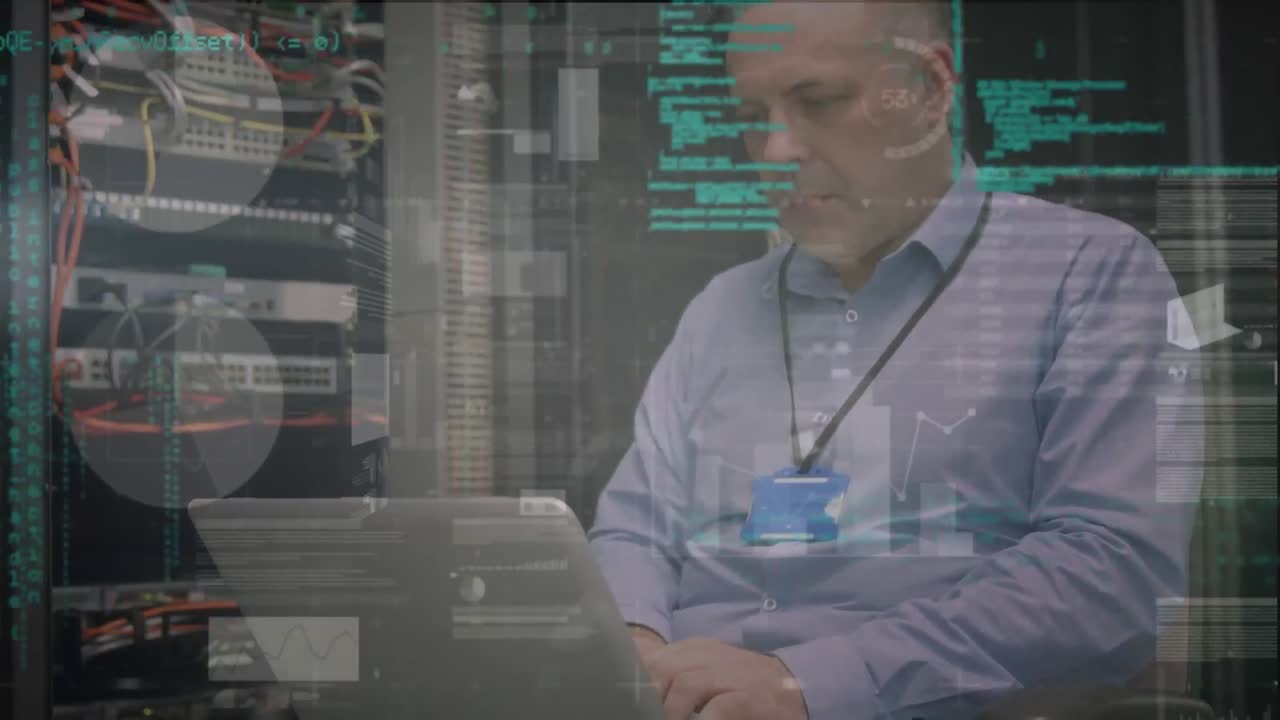 animación del procesamiento de datos sobre un hombre de negocios caucásico que usa una computadora portátil
