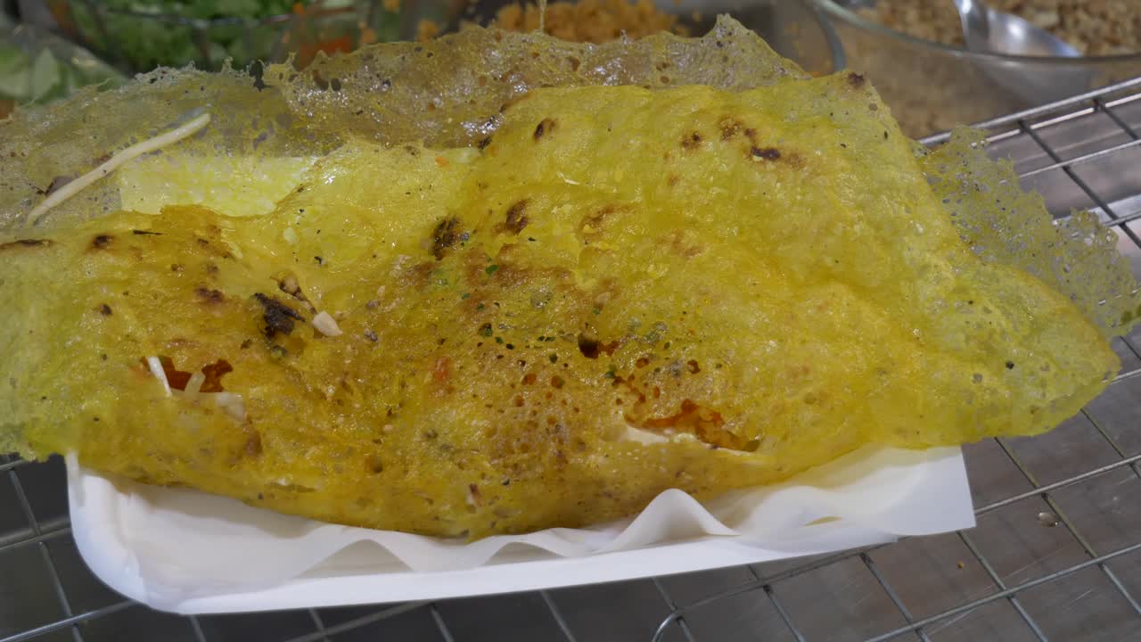 tortilla tailandesa con vegetales en el mercado nocturno de la calle asiática para la venta
