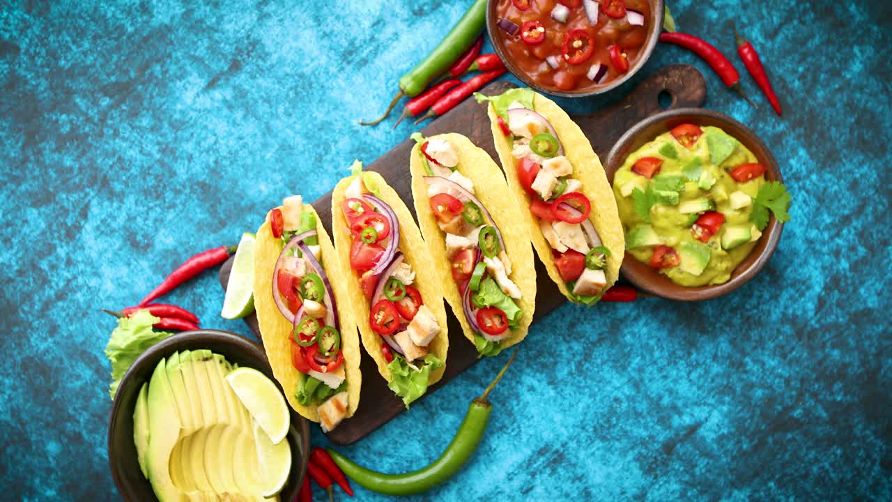 Mexicansk taco med kyllingekød, jalapeno og friske grøntsager, serveret med guacamole