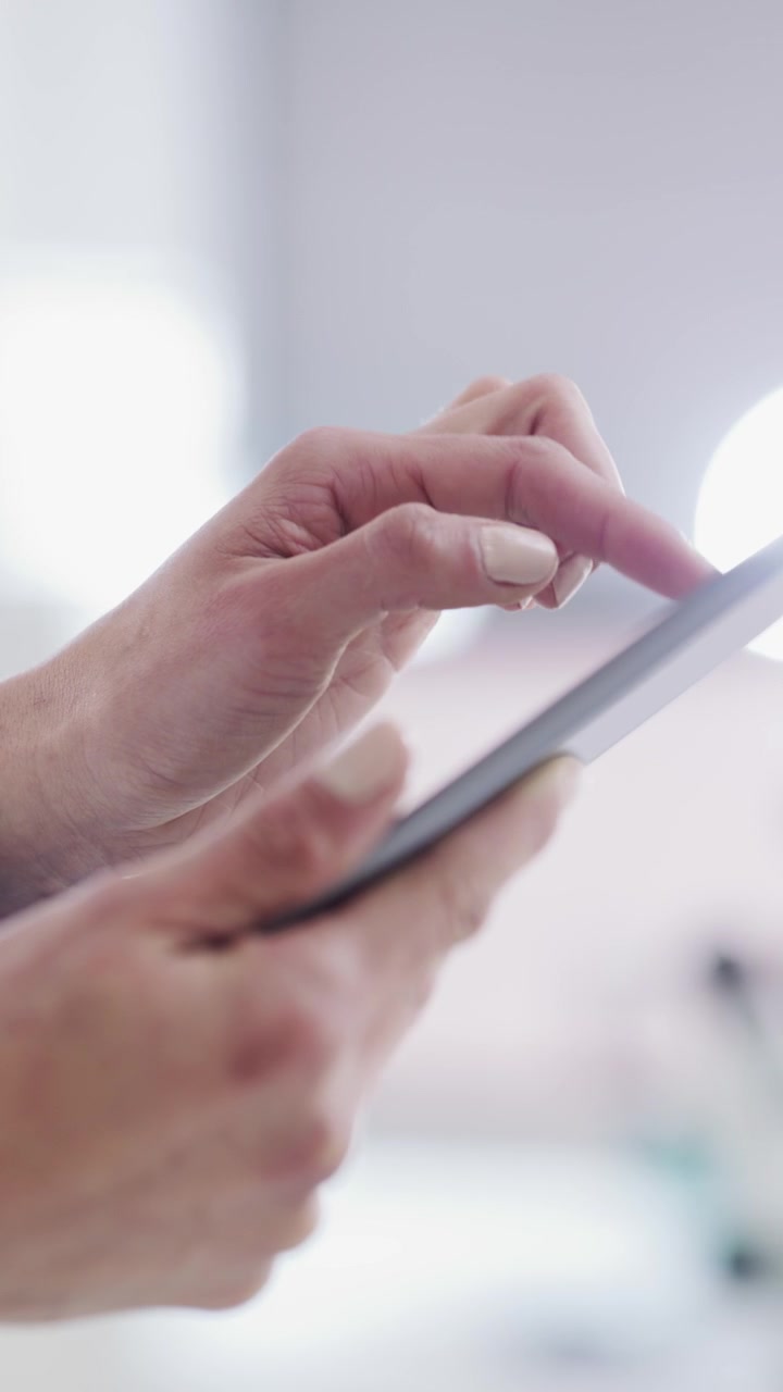 Primo Piano di Donna che Usa Tablet Digitale in Ufficio Luminoso