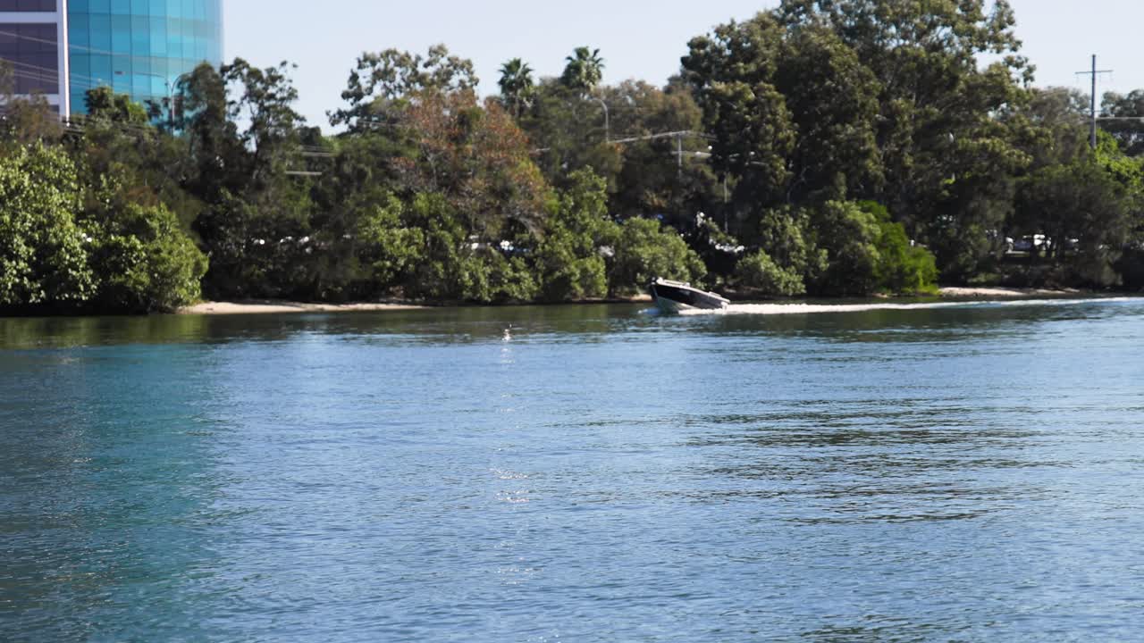 un barco viaja a lo largo de un canal pintoresco