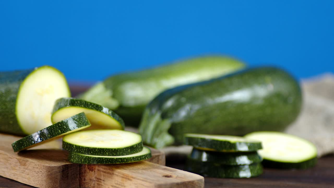 절단판에 개진 zucchini는 천천히 회전합니다.