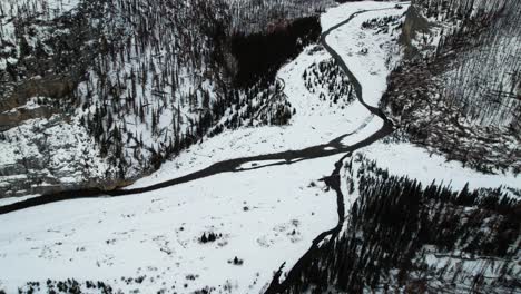 vista aérea de pájaro que revela un impresionante paisaje nevado de cuento de hadas en canadá