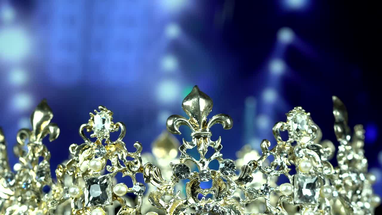 la corona de diamantes y plata del concurso de belleza