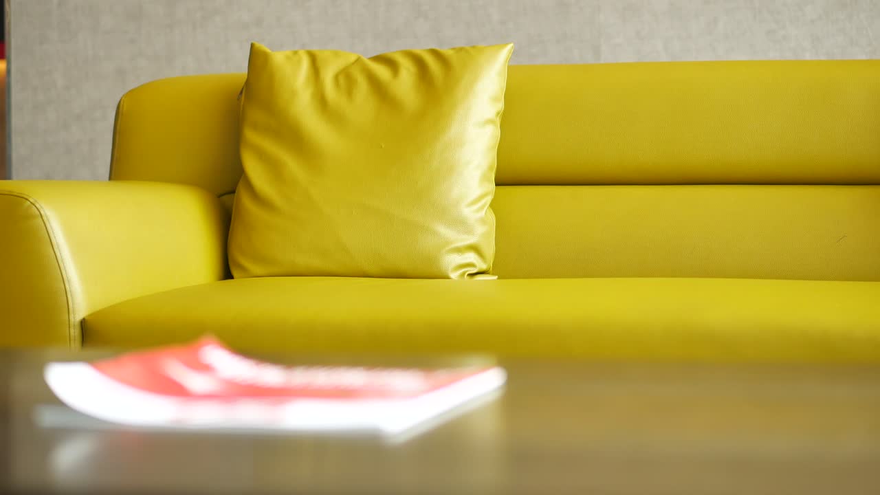 sofá amarillo elegante con almohada en la sala de estar moderna