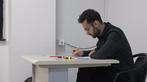 sentado en el escritorio.