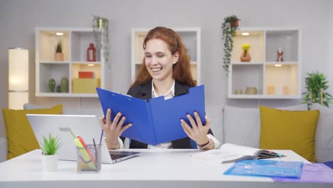 Mujer-Trabajadora-De-Oficina-En-Casa-Mirando-Archivos-De-Papeleo.