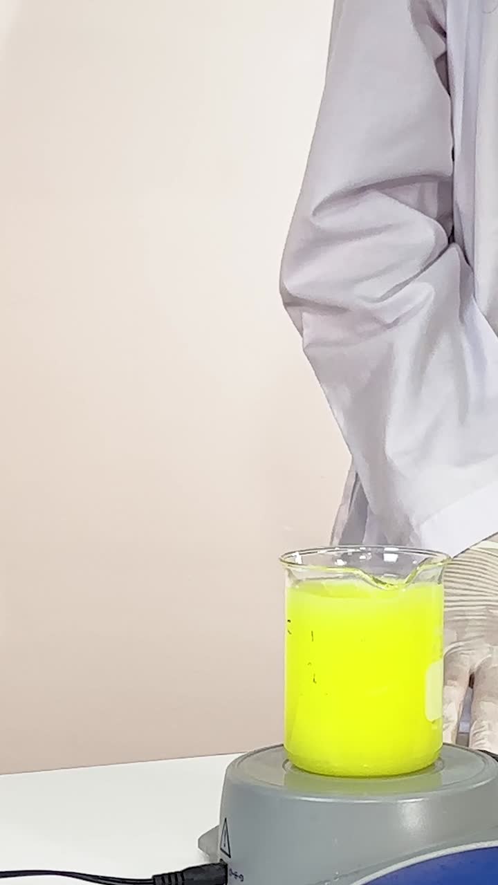 Demostración de reacción química con cambio de color