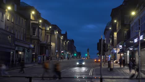 Timelapse-Estilizado-De-4k-De-Una-Concurrida-Intersección-De-Carreteras-Al-Atardecer-En-Edimburgo,-Escocia,-Reino-Unido,-Con-Autos-Y-Personas-Pasando