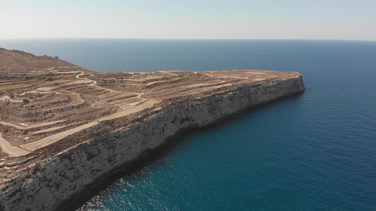 Video aereo con drone dalla Malta occidentale, zona di Mgarr, baia di Fomm ir-Rih