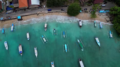 vista a vista de pájaros de las aguas azules en la bahía de padang bai y los barcos tradicionales para turistas buceo y excursiones de buceo