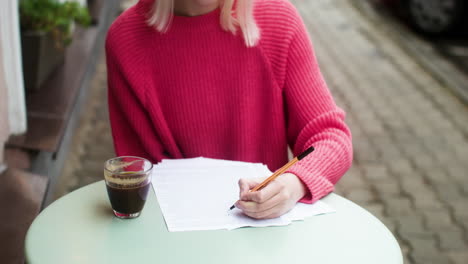 femme réfléchie sur une terrasse