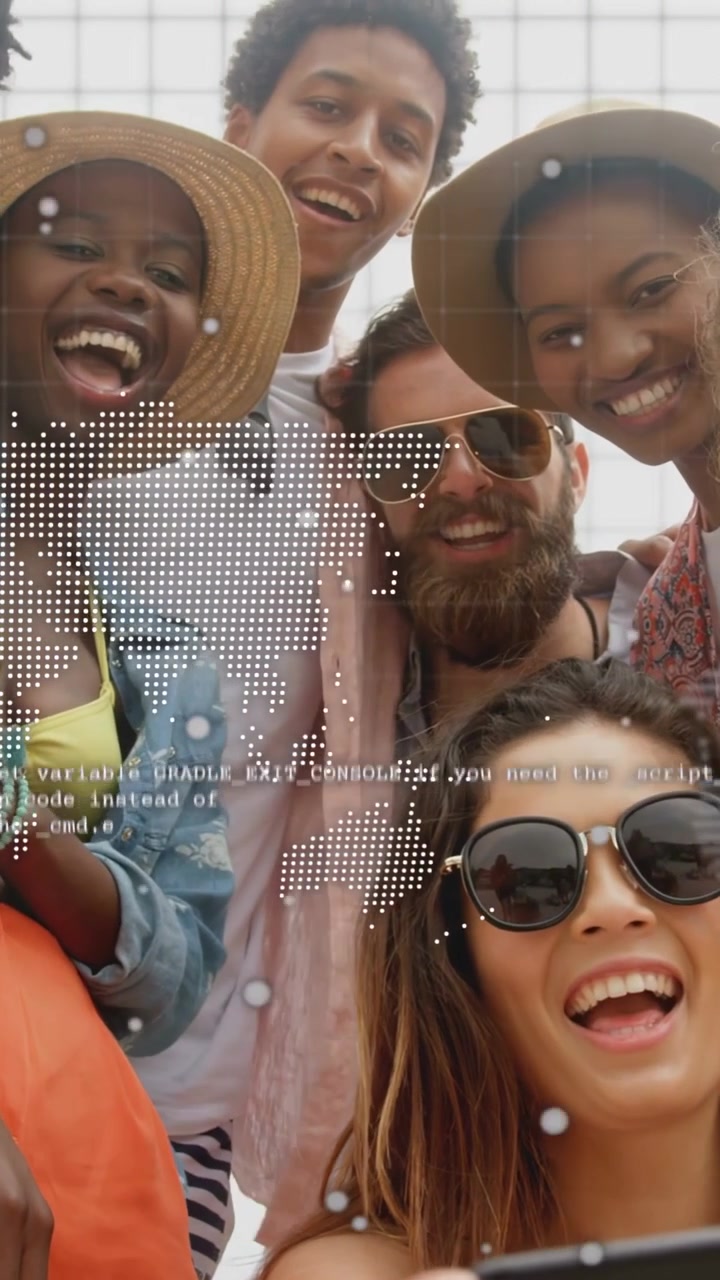 Video verticale: Donna che tiene in mano un telefono, generando una mappa puntinata e testo di codice, mentre un gruppo si unisce per un selfie di viaggio.