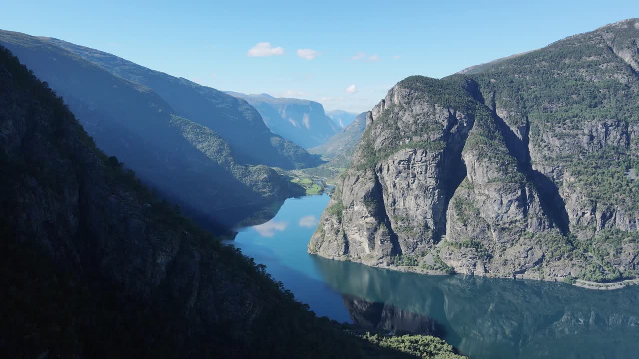 lago vassbygdevatnet y fiordo aurlandsfjorden en un lejano