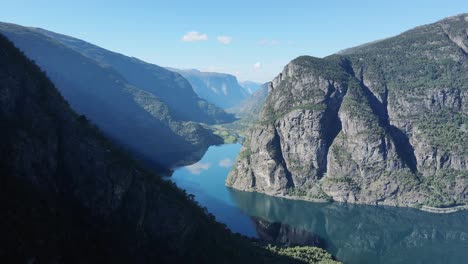 Vassbygdevatnet-See-Und-Aurlandsfjorden-Fjord-In-Einem-Fernen