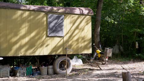 Antiguo-Remolque-De-Camping-De-Metal-Amarillo-En-El-Bosque,-Escena-De-Camping-Fuera-De-La-Red.