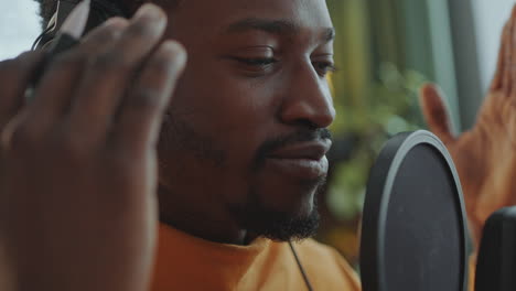 blogger afroamericano contando historias como grabación de podcast de audio