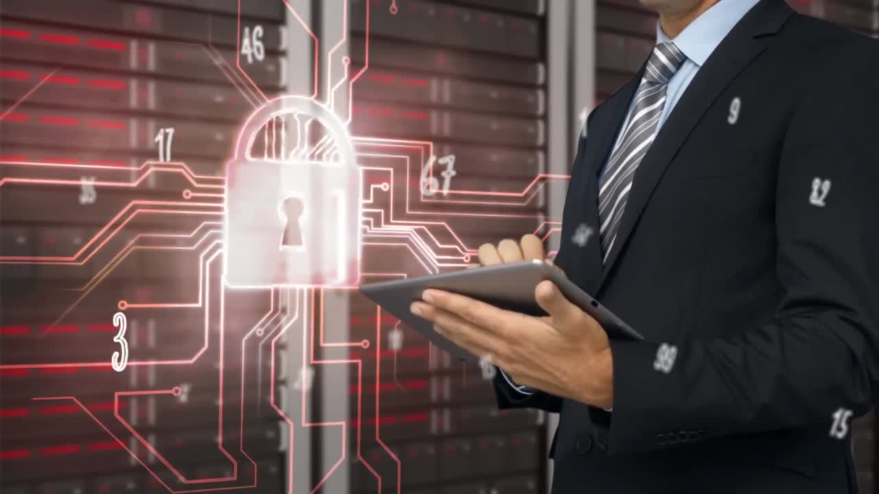 animación de números con candado de seguridad digital en línea y hombre usando tableta por servidor de computadora