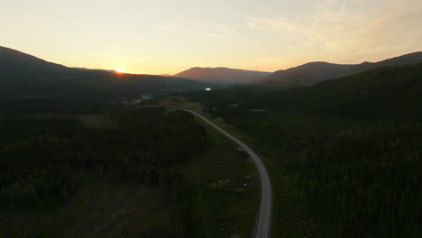 Mitternachtssonne-über-Der-Europäischen-Route-Durch-Den-Borealen-Wald-Im-Norden-Norwegens
