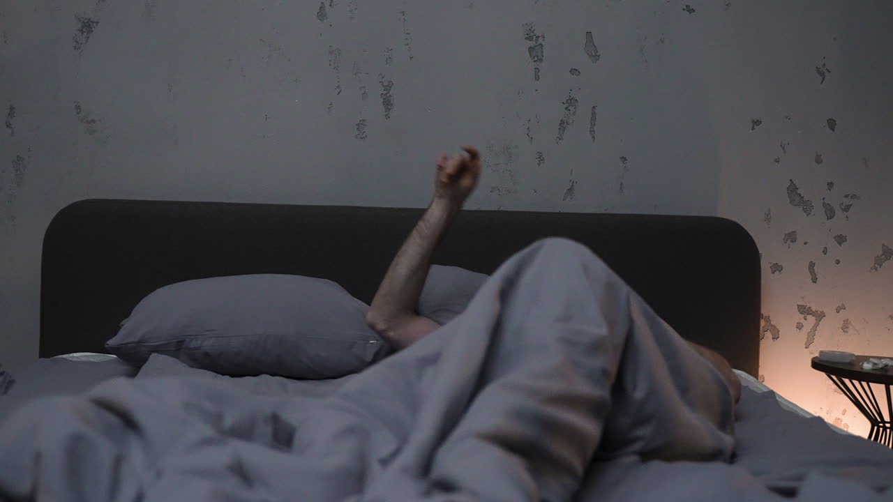 밤에 침실에 있는 남자