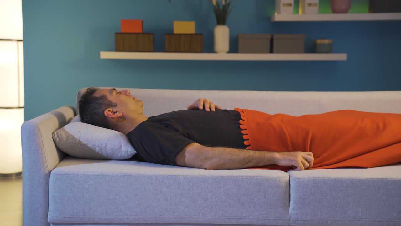 el hombre que se despertó con pesadillas en su sueño.