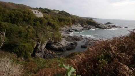 foto panorámica de la costa en bessy's cove, las enys tomadas desde el camino costero, cornwall