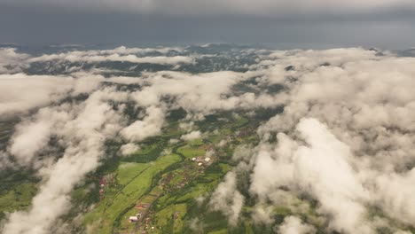 experimentar imágenes impresionantes de drones volando por encima de las nubes, capturando un impresionante mar de pelusa blanca con la luz del sol etérea rompiendo a través