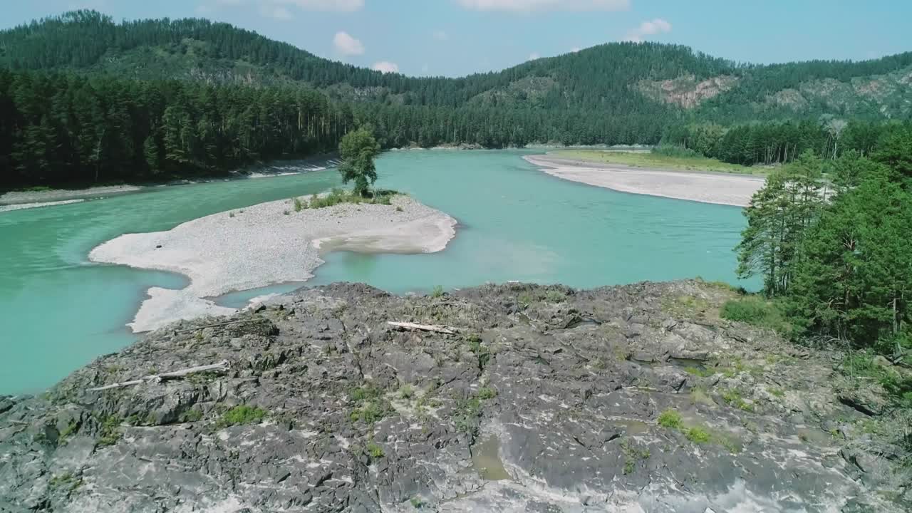 Flygfoto över den vackra turkosa floden Katun i republiken Altai, Ryssland. Vackert sommarlandskap