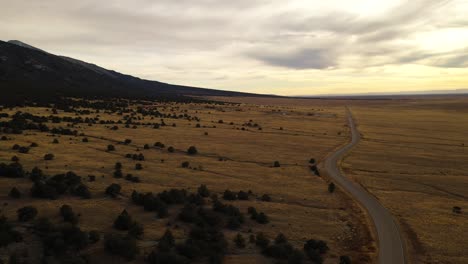 Coches-Que-Conducen-En-La-Carretera-Del-Valle-De-La-Montaña-Puesta-De-Sol-Vista-Panorámica-Aérea-4k