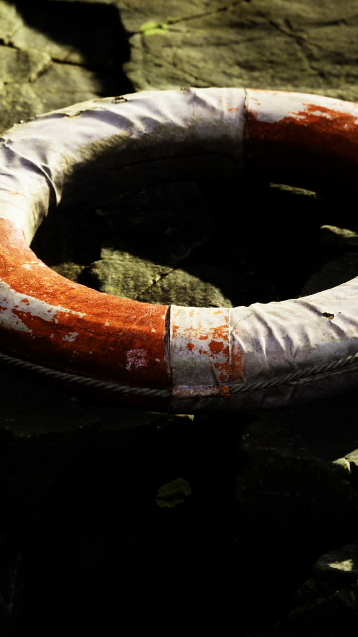 Attrezzatura di salvataggio da vicino: esame ravvicinato di una boa di salvataggio e di attrezzature usurate