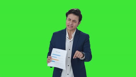 gerente indio enojado discutiendo informes en la reunión de pantalla verde