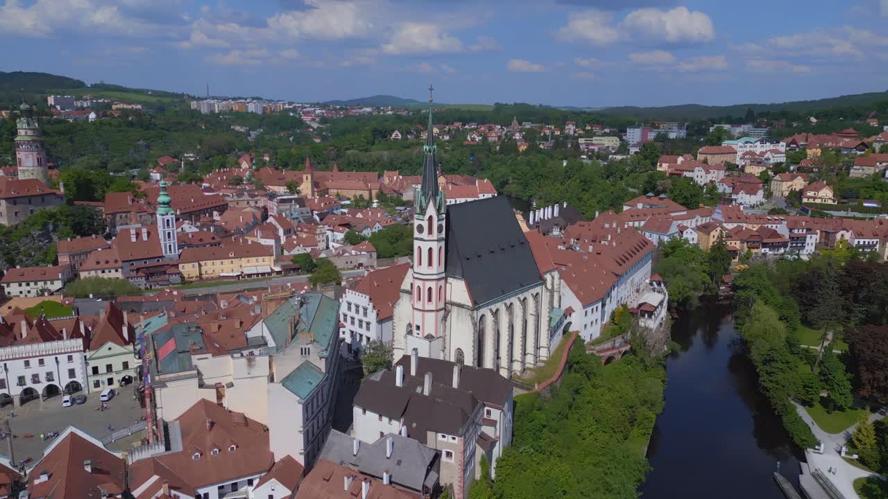 mejor vuelo aéreo de vista superior república checa torre de la iglesia de la catedral histórica cesky krumlov río vltava en horario de verano 2023, patrimonio mundial en bohemia