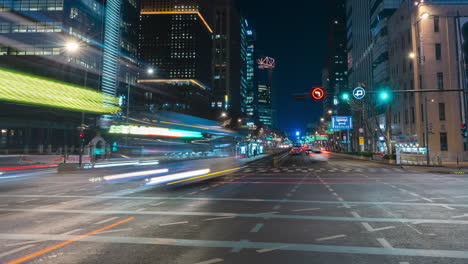 Hyperlapse-Von-Starkem-Nachtverkehr-In-Der-Innenstadt-Von-Seoul-Nachts-An-Der-Kreuzung-Der-Gwanghwamun-Station-In-Seoul,-Südkorea---Bewegung-Von-Selbst-Nach-Rechts