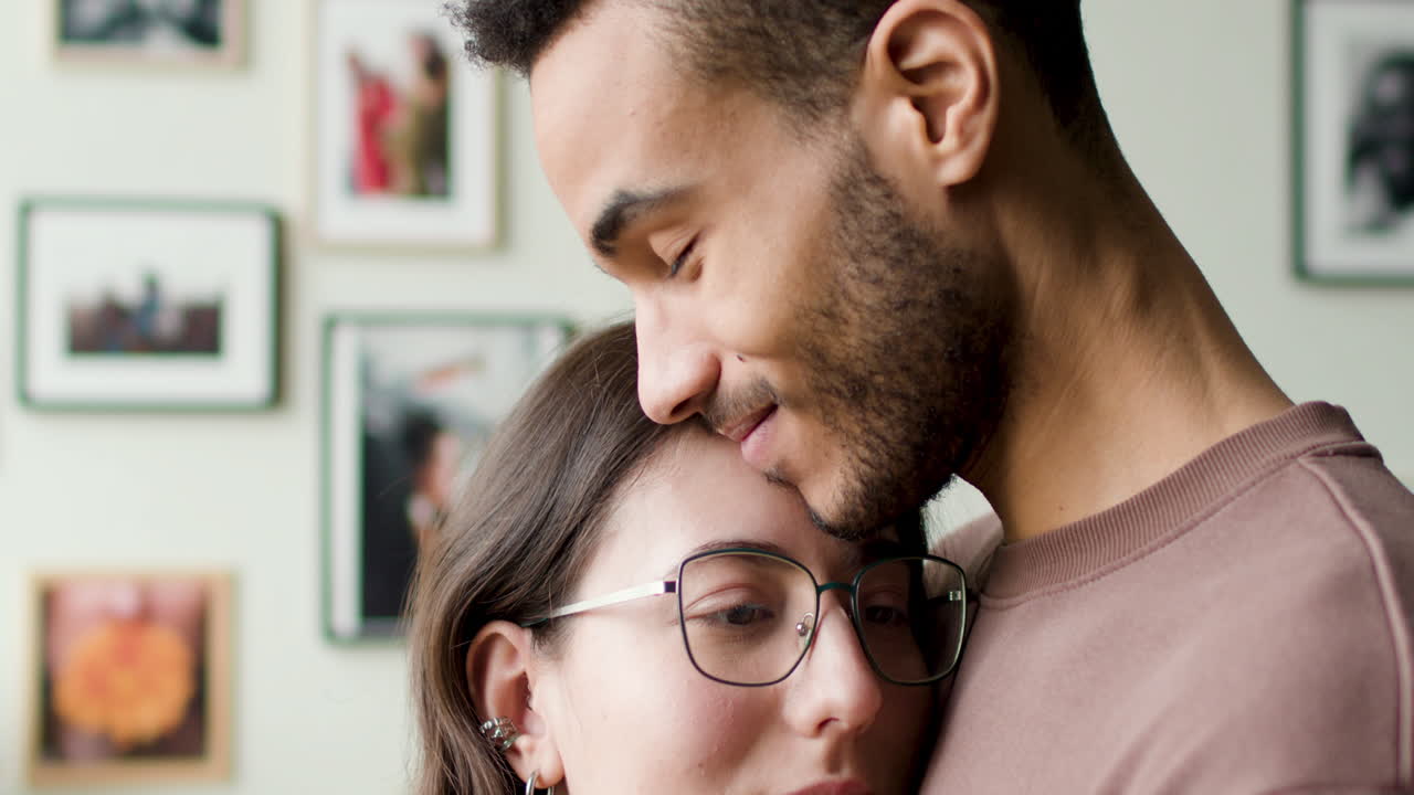 Pareja, abrazar, en casa